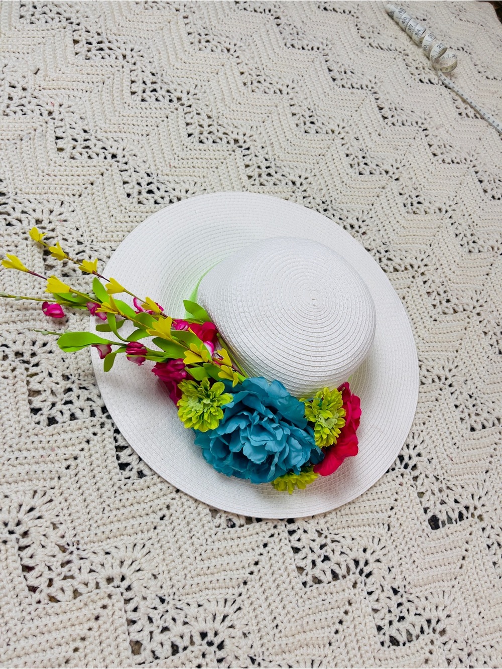 Beautiful Vintage look Faux Straw Women’s Hat decorated with Large Pink Flowers